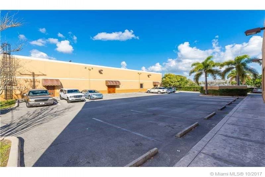 Davie,Florida 33328,Commercial Property,WOLF IN THE WOODS,University Dr,A10363217